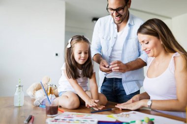 Mutlu aile eğleniyor evde vakit