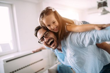 Mutlu aile eğleniyor evde vakit
