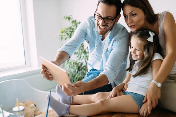 Família Feliz Divertindo Juntos Casa — Fotografia de Stock