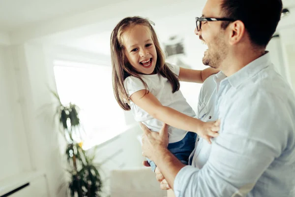 Glückliche Familie Die Spaß Zusammen Hause Hat — Stockfoto