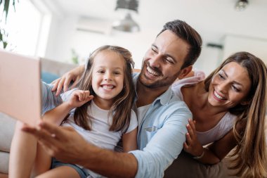 Mutlu aile eğleniyor evde vakit
