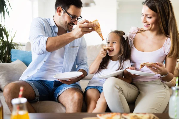 집에서 피자를 가족의 초상화 — 스톡 사진