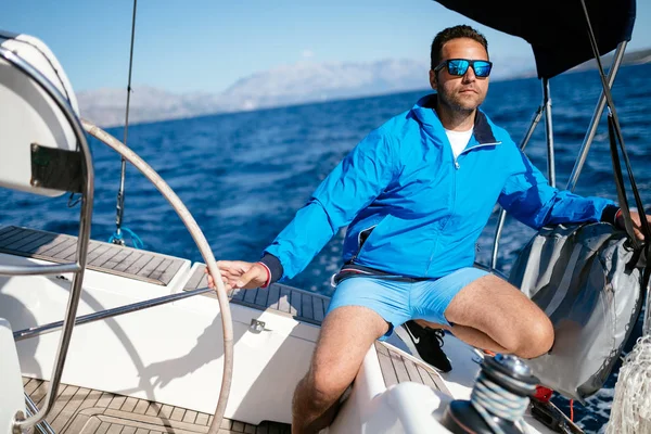 Yakışıklı Güçlü Spor Adam Ile Onun Tekne Yelken — Stok fotoğraf