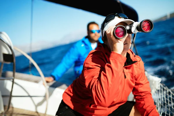 Attraente Donna Forte Vela Con Sua Barca Vela — Foto Stock