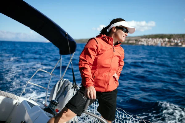 Attraente Donna Forte Vela Con Sua Barca Vela — Foto Stock