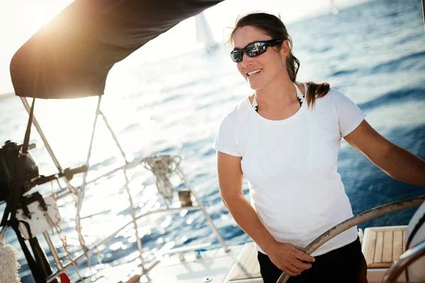 Mulher Forte Atraente Vela Com Seu Barco Vela — Fotografia de Stock