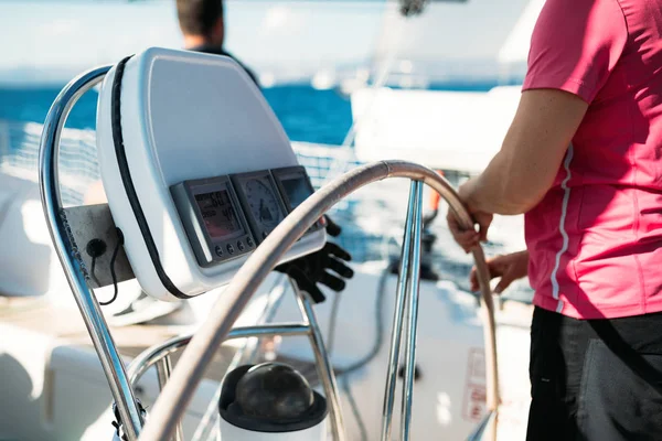 Gelukkig Sterk Sport Vrouw Zeilen Met Haar Boot — Stockfoto