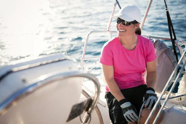 Feliz Mulher Forte Esporte Vela Com Seu Barco — Fotografia de Stock