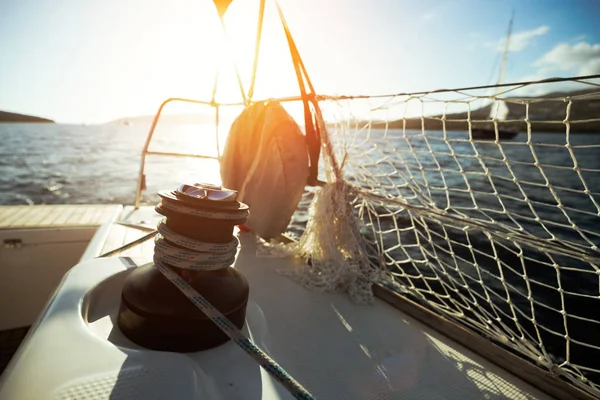 Вітрильник Лебідкою Мотузкою Палубі Відкритому Морі — стокове фото