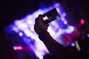 Resim Müzik Festivali'nde insanlar dans partisi
