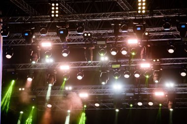 Müzik dans sahne ışıkları konser portresi