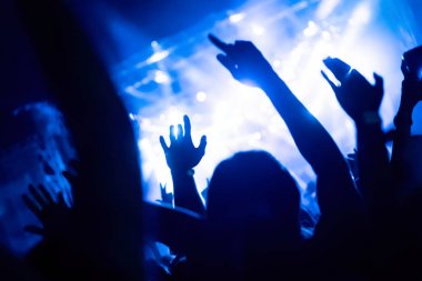 Resim Müzik Festivali'nde insanlar dans partisi