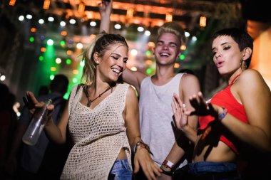 Grup genç arkadaşlar Müzik Festivali üzerinde iyi vakit geçiriyor