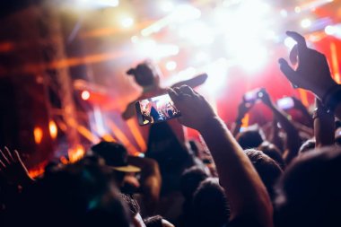 Müzik Festivali'nde zevk mutlu dans kalabalık portresi