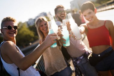 Grup genç arkadaşlar eğlenmeye zaman Müzik Festivali