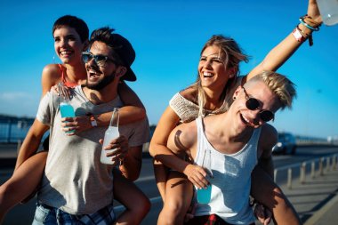 Grup genç arkadaşlar eğlenmeye zaman Müzik Festivali