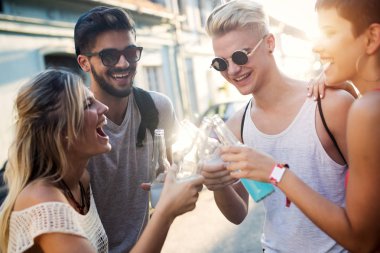 Grup genç arkadaşlar eğlenmeye zaman Müzik Festivali