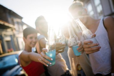 Grup genç arkadaşlar eğlenmeye zaman Müzik Festivali