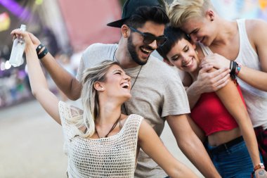 Grup genç arkadaşlar eğlenmeye zaman Müzik Festivali