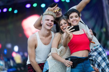 Grup genç arkadaşlar eğlenmeye zaman Müzik Festivali