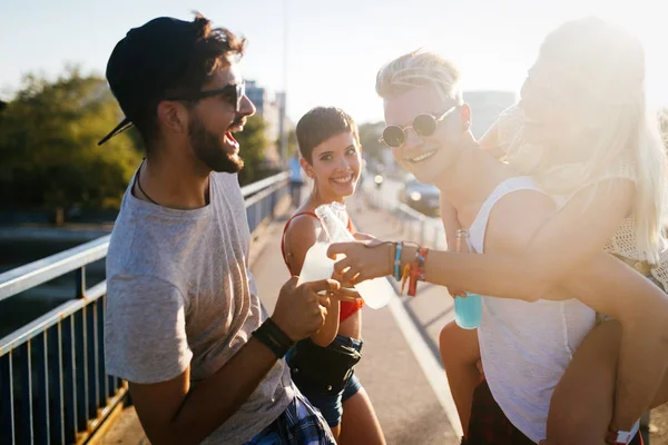 Grupo Jóvenes Amigos Que Divierten Festival Música — Foto de Stock