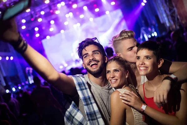 Grup genç arkadaşlar eğlenmeye zaman Müzik Festivali