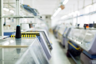 Modern tekstil fabrikasında bilgisayarlı plakalı makinalar