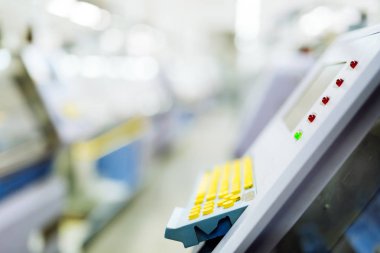 Modern tekstil fabrikasında bilgisayarlı plakalı makinalar