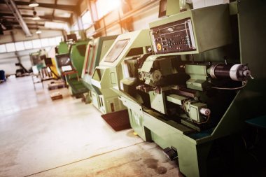 Cnc makine ve işçi endüstriyel fabrika