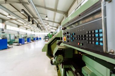 Cnc makine ve işçi endüstriyel fabrika