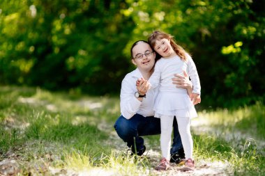 Sydrome aşağı doğada yürüyüş aynı derecede mutlu insanlar