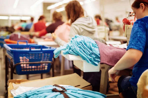Trabajadores Que Trabajan Industria Textil Sentados Máquinas Coser —  Fotos de Stock