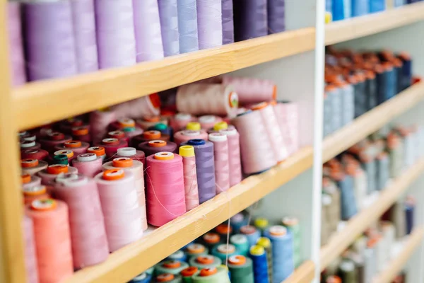 Kumaş Tekstil Endüstrisinde Kullanılan Renkli Iplik Makaraları — Stok fotoğraf