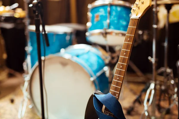 Primer Plano Cuerdas Guitarra Estudio Moderno — Foto de Stock