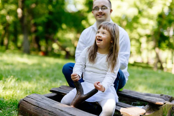 Immagine Ragazza Uomo Con Sindrome Abbracciare — Foto Stock