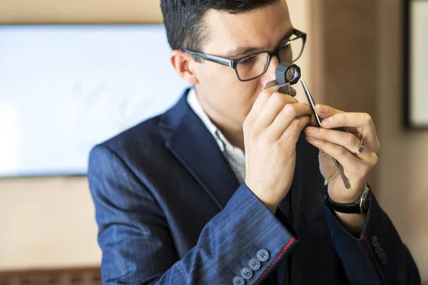 Joyero Examinando Diamante Fondo Través Loupe —  Fotos de Stock