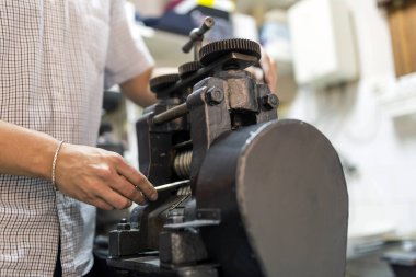 Bir basın yardımı ile metal işçiliği Goldsmith