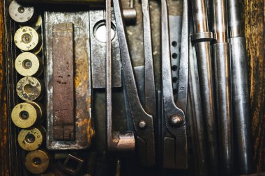 Bir çekmecede paslı vintage araçları