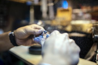 Çalışmaları sırasında uçuşan toz partikülleri teneffüs edilmesi tehlikeli olabilir