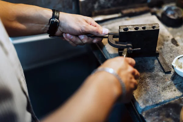 Goldsmith Membuat Perhiasan Dengan Cara Tradisional — Stok Foto