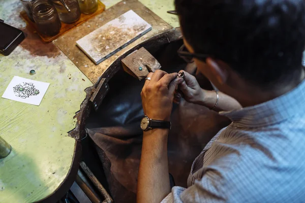 Pengrajin Bekerja Meja Kerja Dikelilingi Oleh Alat Alatnya — Stok Foto