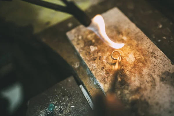 Bearbetning Gyllene Ring Goldsmith — Stockfoto