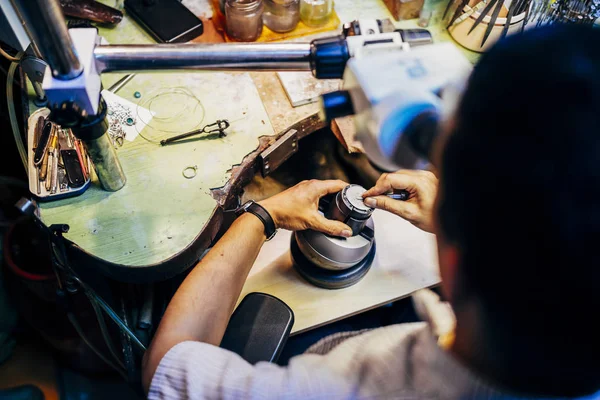Joalheiro Profissional Trabalhando Peças Metal Usando Dispositivo Óptico — Fotografia de Stock