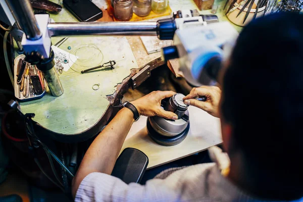 Joyero Profesional Trabajando Piezas Metal Utilizando Dispositivo Óptico —  Fotos de Stock