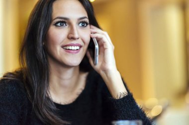 Güzel esmer Smartphone kullanarak