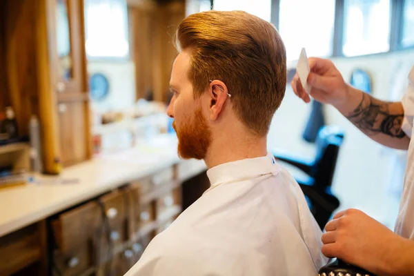 Мужчина Получает Лечение Бороды Волос Парикмахерской — стоковое фото
