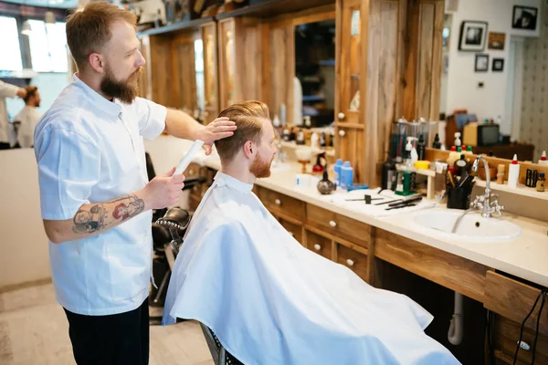 Hombre Recibiendo Tratamiento Barba Peluquería — Foto de Stock