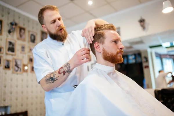 Masculino Recebendo Tratamento Barba Cabelo Barbearia — Fotografia de Stock