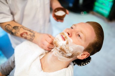 Retro tıraş Kuaför Salonu olarak köpük ile