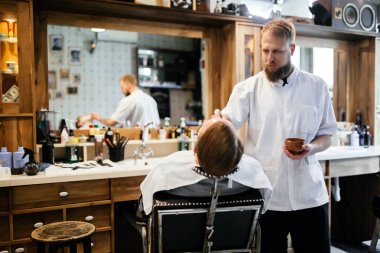 Retro tıraş Kuaför Salonu olarak köpük ile